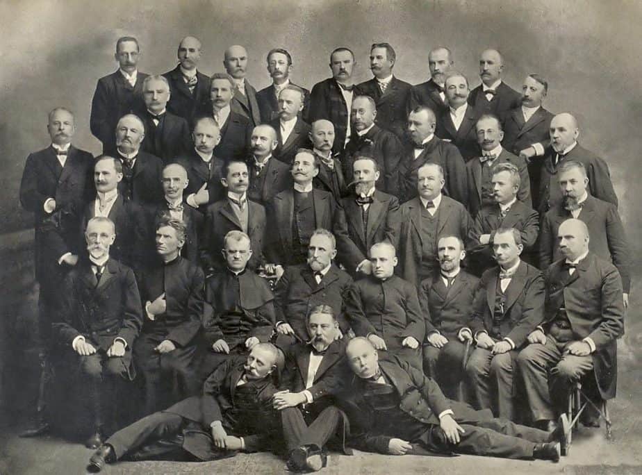 1904 Zjazd koleżeński absolwentów lwowskiego gimnazjum - ks. Bilski - pierwszy z dołu rząd siedzący - trzeci od lewa