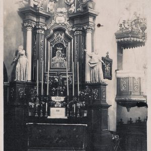 przed 1939 - boczny ołtarz w kościele w Przemyślanach, źródło: zdjęcie dzięki uprzejmości p. Małgorzaty Szkodzińskiej