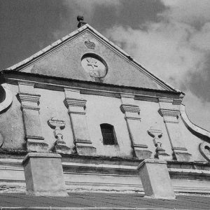 Szczyt prezbiterium  kościoła parafialnego w Przemyślanach. Stan z roku 2002