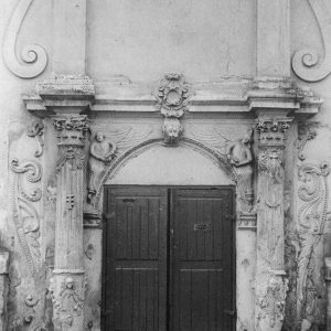 Portal główny wejścia do kościoła parafialnego w Przemyślanach. Stan z roku 1993