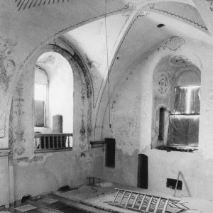 Wnętrze nawy, część zachodnia z kościoła parafialnego w Przemyślanach. Stan z roku 1997