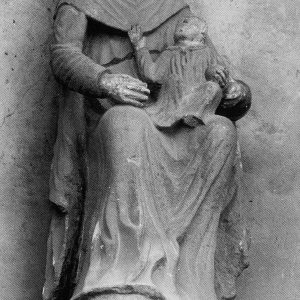 Rzeźba Matka Boska z Dzieciątkiem znajdująca sie w niszy nad portalem głównym wejścia do kościoła parafialnego w Przemyślanach. Stan na rok 1997