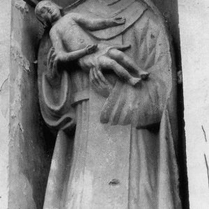 Rzeźba św. Róży na fasadzie  kościoła parafialnego w Przemyślanach. Stan z roku 1997