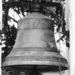 Dzwon z kościoła parafialnego w Przemyślanach. Obecnie znajduje się w Cerkwii Borszów. Stan z roku 2003.